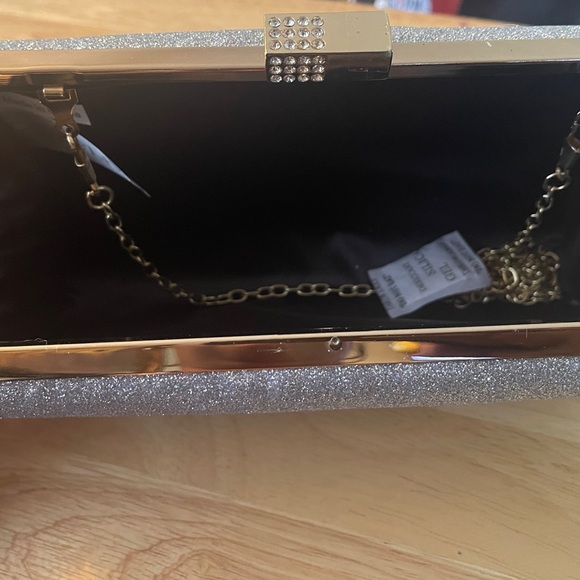 Izzy & Liv Sparkly Silver Glitter Bling Rectangular Clutch Crossbody Chain Purse - Picture 2 of 3